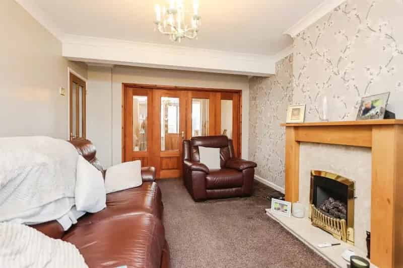 Semi-Detached House with Driveway Garage Near Amenities
