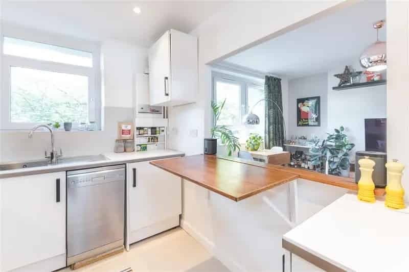 2 Bedroom Flat House to Rent in East End