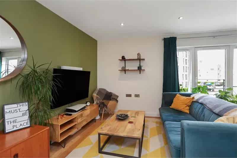 2 Bed Flat - Second Floor with 1 Reception Room