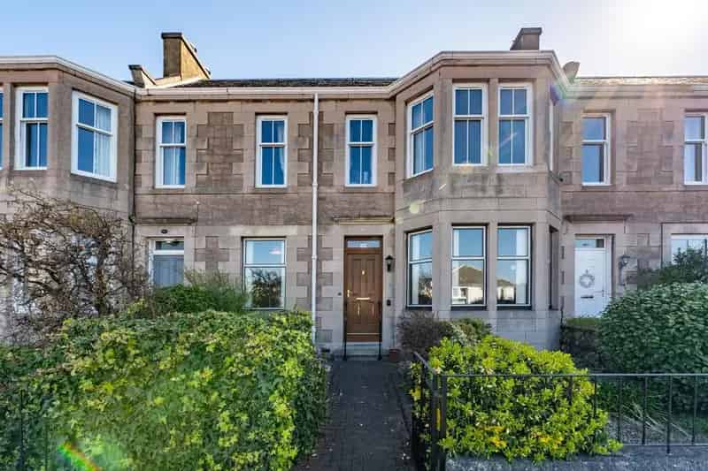 2 Bedroom Ground Floor Flat for Sale Near Coast