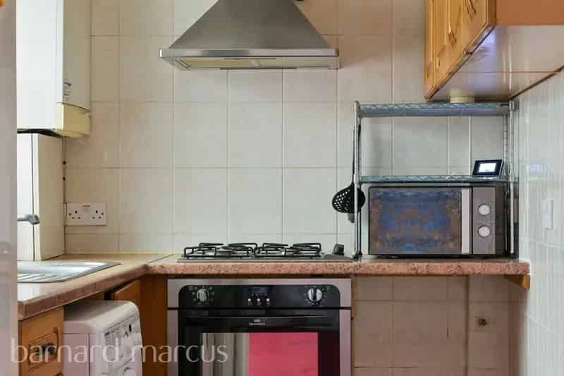 2 Bed House with Garden and Driveway - Ideal First Time Buyer Home