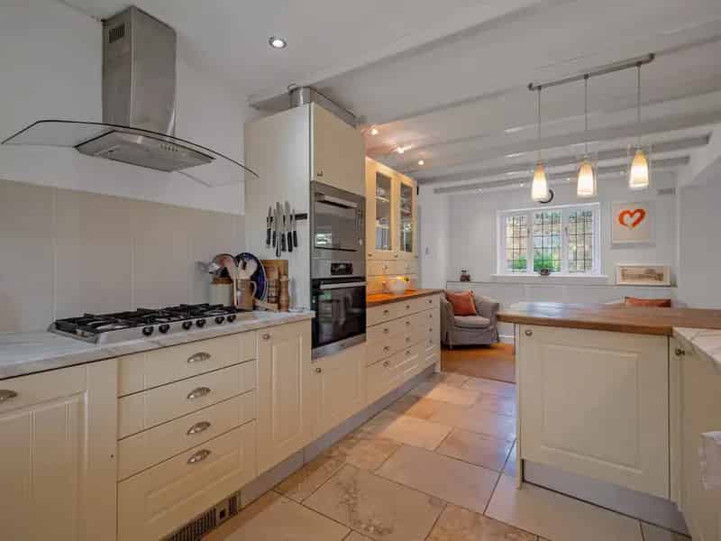 4-Bed Detached House with Annexe and Gardens