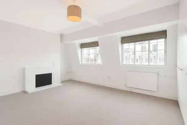 Jubilee Place Flat: Spacious Pied-
tre in Modern Block
