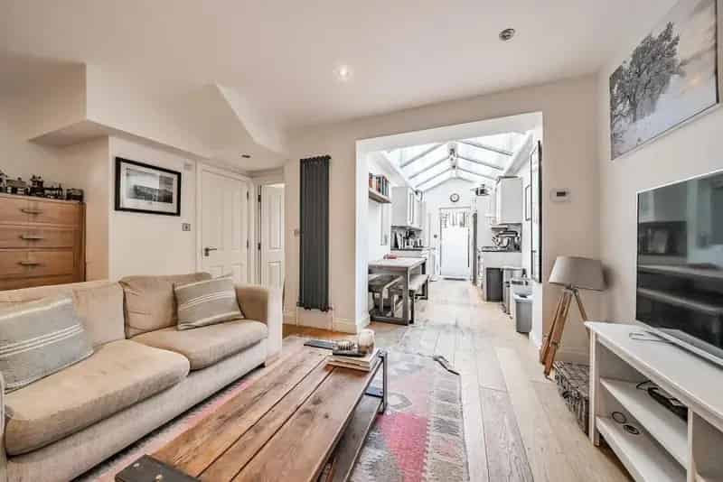 2 Bed 2 Bath Garden Flat in Sought After Location