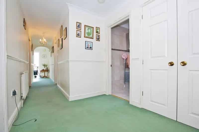 3 Bed Semi-Detached House with Conservatory and Garage
