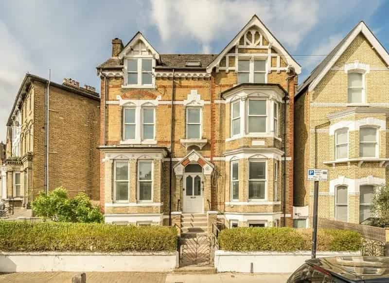 2-Bedroom Flat Recently Refurbished with Garden and Parking