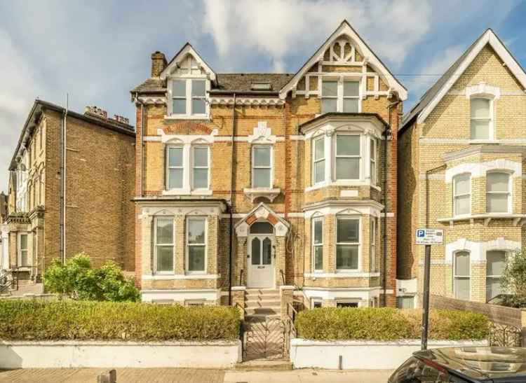 2-Bedroom Flat Recently Refurbished with Garden and Parking