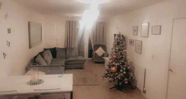 Flat For Rent in Northolt Road, London, England