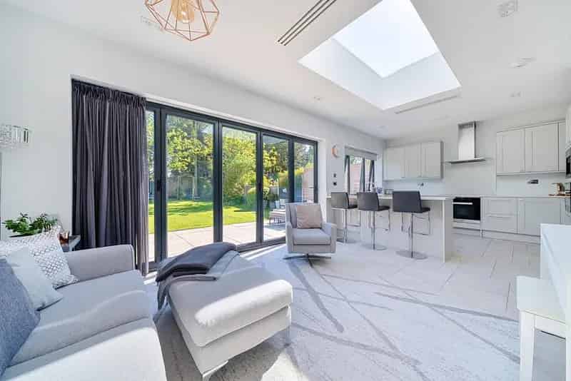 4/5 Bedroom Family Home Near Schools and Station