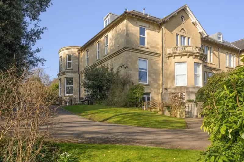 2 Bedroom Maisonette For Sale