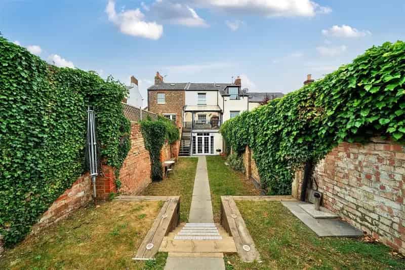 4 Bedroom Townhouse for Sale in Brill