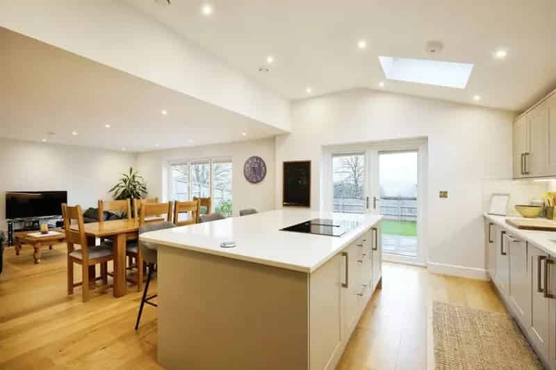 4-Bedroom Detached House with Panoramic Views and Modern Amenities