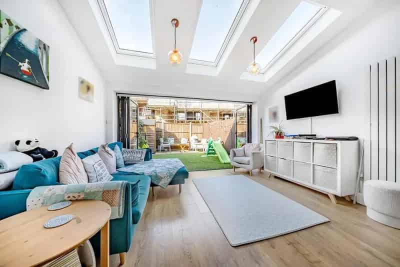 Three Double Bedroom Modern House with Garden and Parking