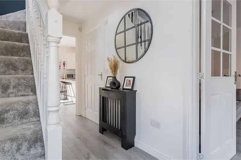 3 Bed Detached House with Garden and Driveway