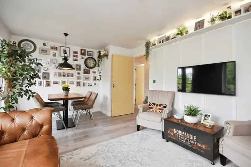 Two-Bedroom Top Floor Apartment Near Amenities and Transport