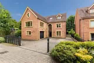 5 Bedroom Family Home with 5 Ensuites and Landscaped Gardens