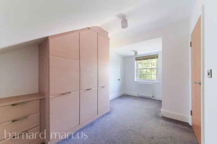 3-Bedroom House with Open-Plan Kitchen and Parking