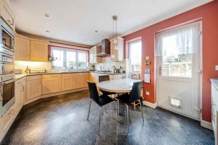 Four Bedroom Detached Family Home Near Town Centre and School