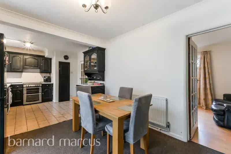 Family Home with Conservatory and Garage Potential for Extension