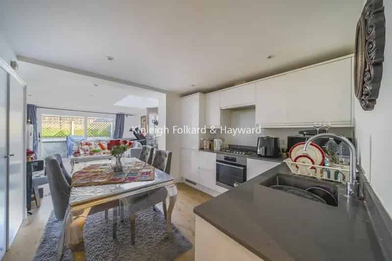 2 3 Bedroom Semi Detached House 904 Sq Ft Driveway Chain Free