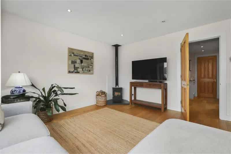 4 Bed End Terraced House with Modern Amenities and Garden