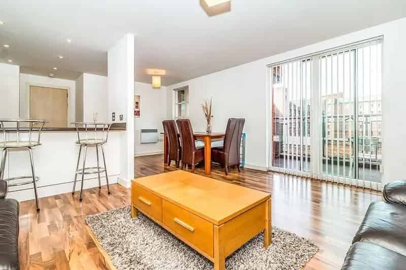 2 Bed Furnished Apartment Manchester M1 - Secure Parking & Balcony