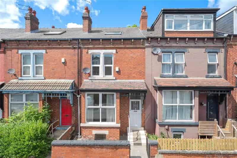 Four Bedroom Terrace House Near Local Amenities