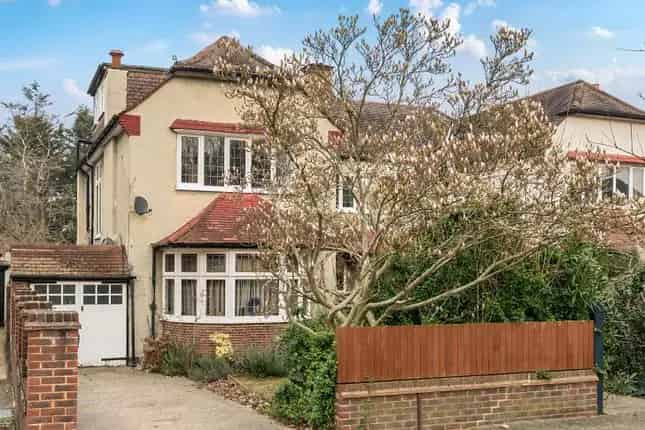 Four Bedroom House for Sale Chatsworth Road London NW2