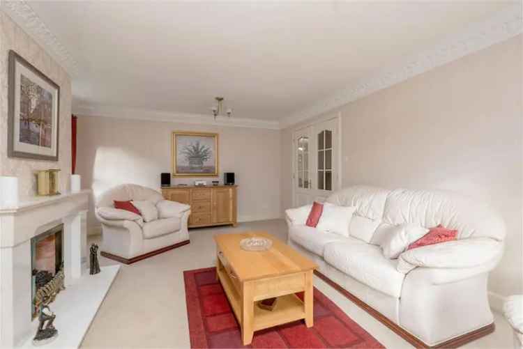 4 Bed House - Detached with 3 Reception Rooms