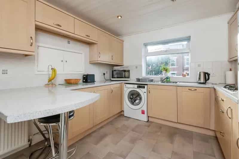 Charming 4-Bedroom Detached House in Roundhay LS8 Near Roundhay Park