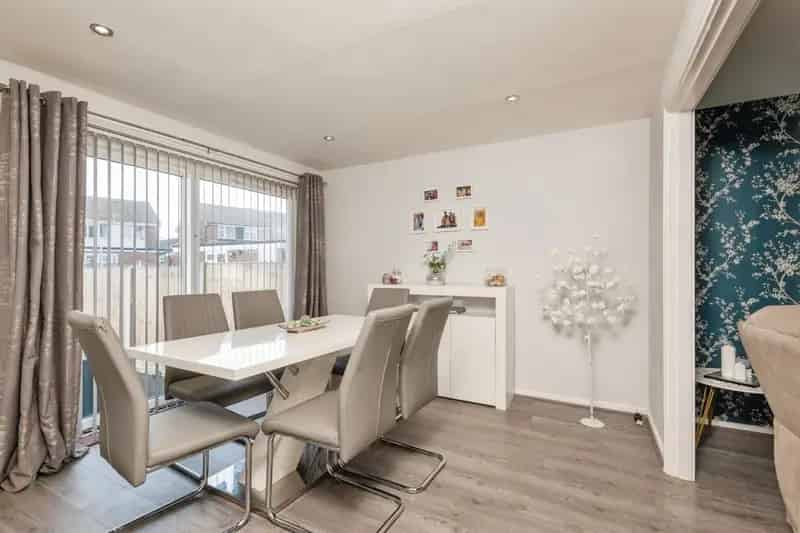 5 Bedroom Semi-Detached House in King Lane Leeds