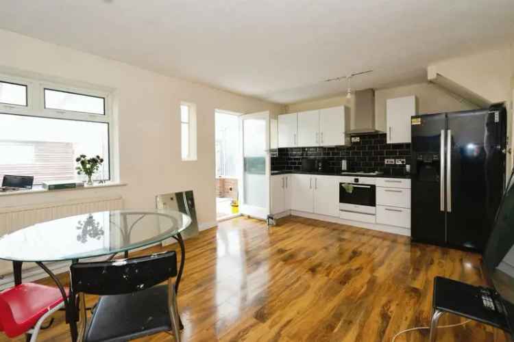 Three Bedroom Mid Terrace House Dominion Road Broadwater