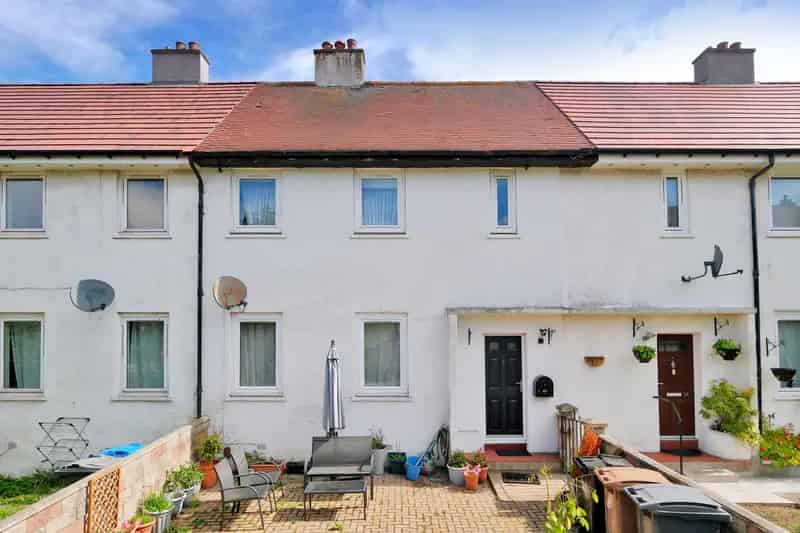 3 Bedroom Mid Terraced House For Sale