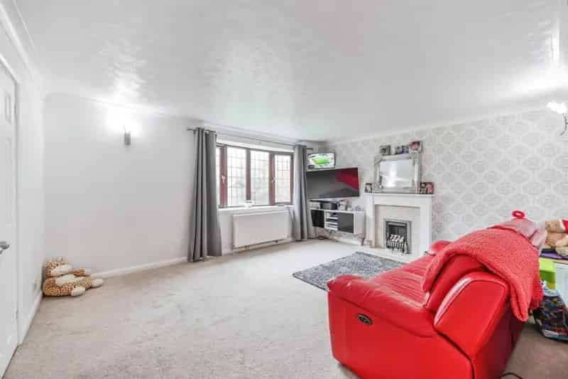 Executive Four-Bedroom Detached Home with Annex in Mickleover