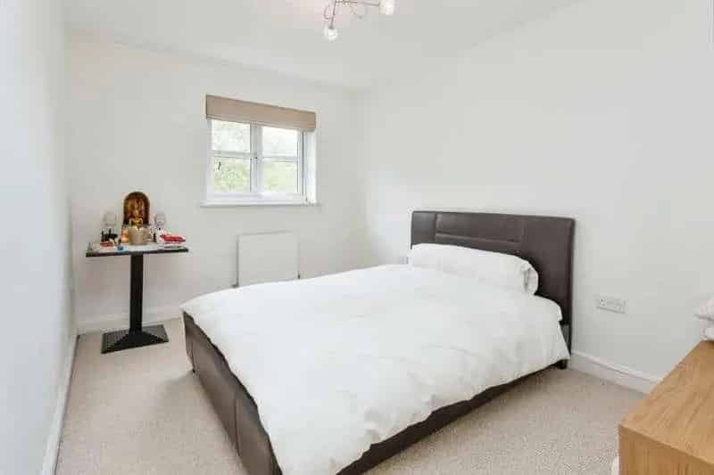 3 Bed House For Sale - Stylish Mid-Terrace Home