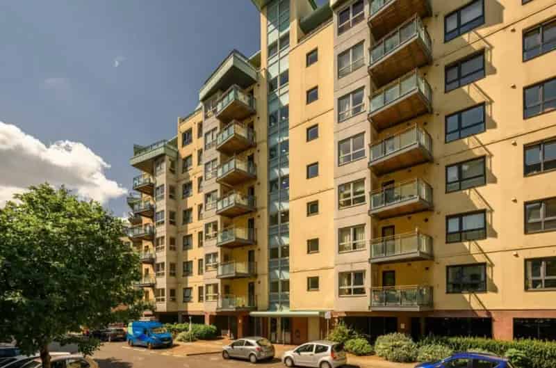 2 Bedroom Flat to Rent Unfurnished Secure Parking Balcony