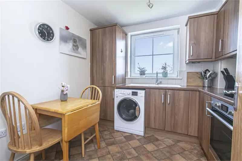 2 Bed Top Floor Flat Edinburgh - Executive Apartment