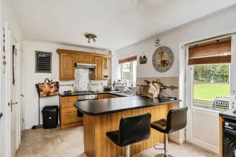 5 bedroom detached house