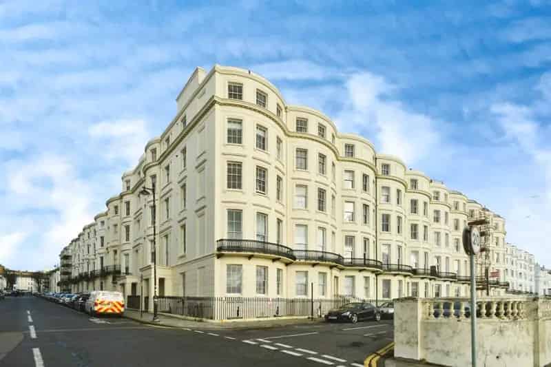 2 Bedroom Flat for Sale - Period Features & Modern Fittings