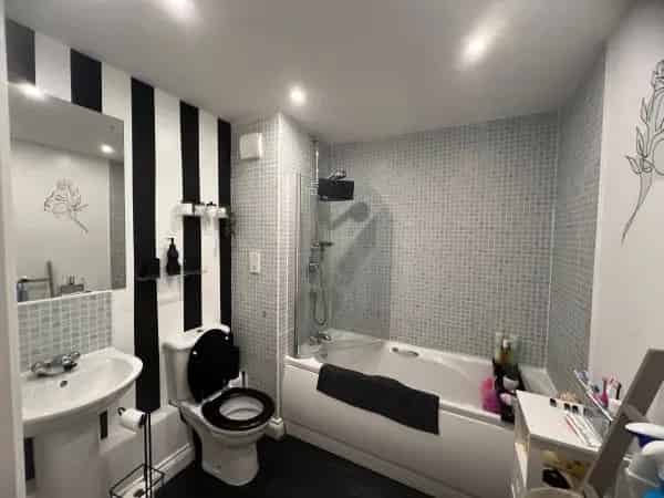 Two Bedroom Flat Near Town Centre and Train Station
