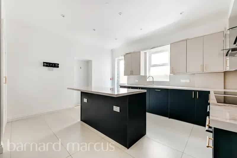 Newly Renovated First Floor Flat Near Kingston Town Centre