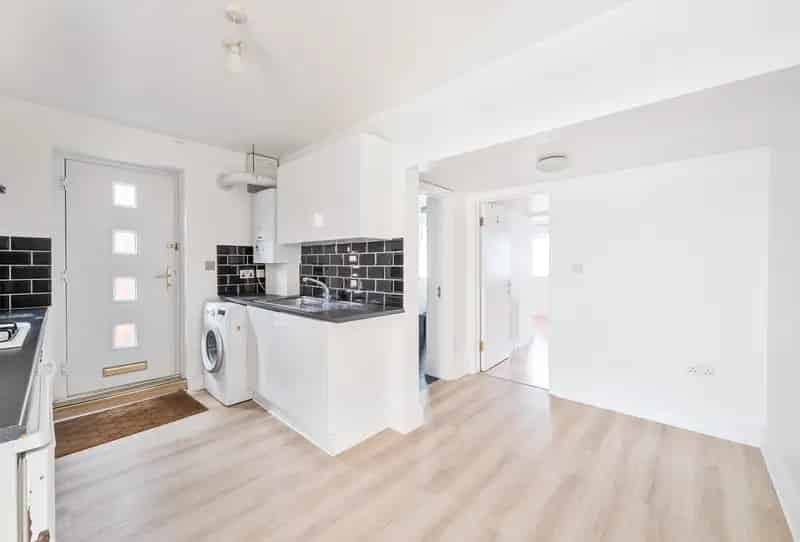 1 Bedroom Maisonette for Sale near West Sutton Station