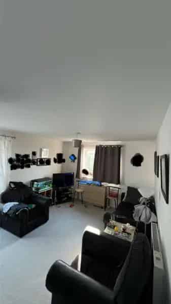 2 Bed Top Floor Flat Near Town Centre