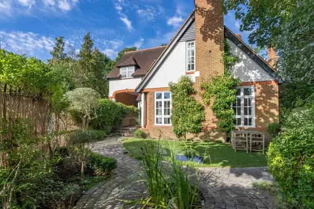 Charming 4-Bedroom House in Coombe Estate Kingston Upon Thames