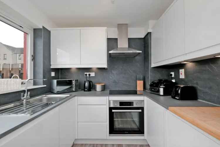 Modern Upgraded Mid-Terraced Villa
