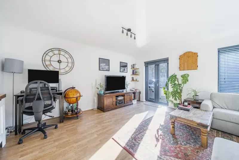Two Double Bedroom End Terrace House - Newly Fitted Kitchen Chain Free