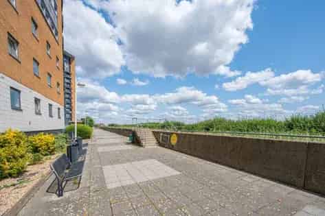 2 Bedroom Flat 73m2 London Ground Floor Balcony En-Suite