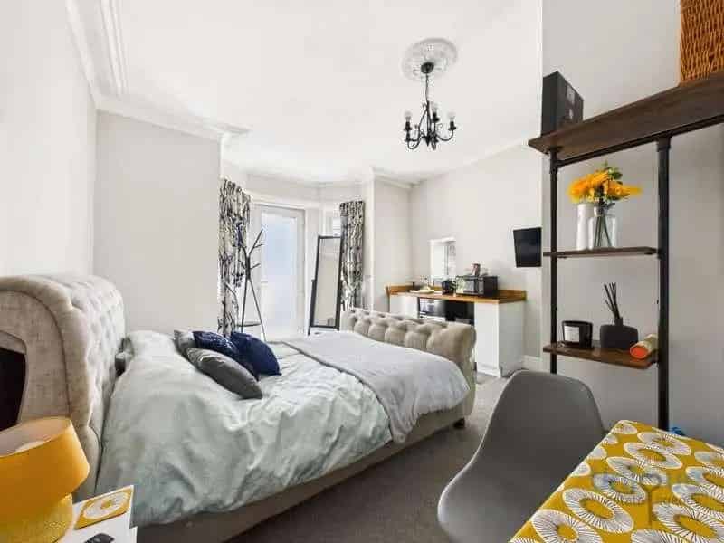 7 Bed House for Sale - Spacious Family Home with Annex and Air B&B