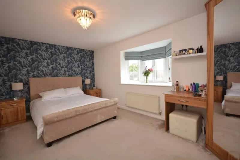4 Bedroom End Townhouse Near Leeds City Centre