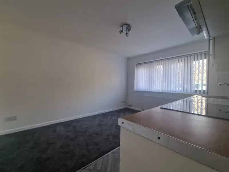 2 Bedroom Flat for Sale Portsmouth PO3 Parking Garden New Lease